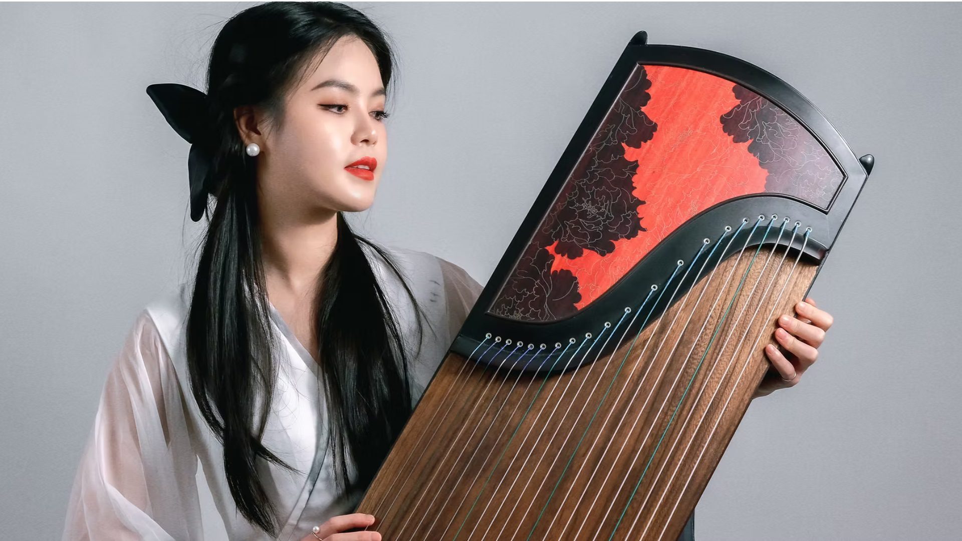 Jing Xia with guzheng